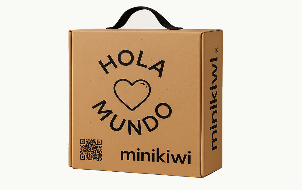 Una caja de ropa de bebé marca Minikiwi